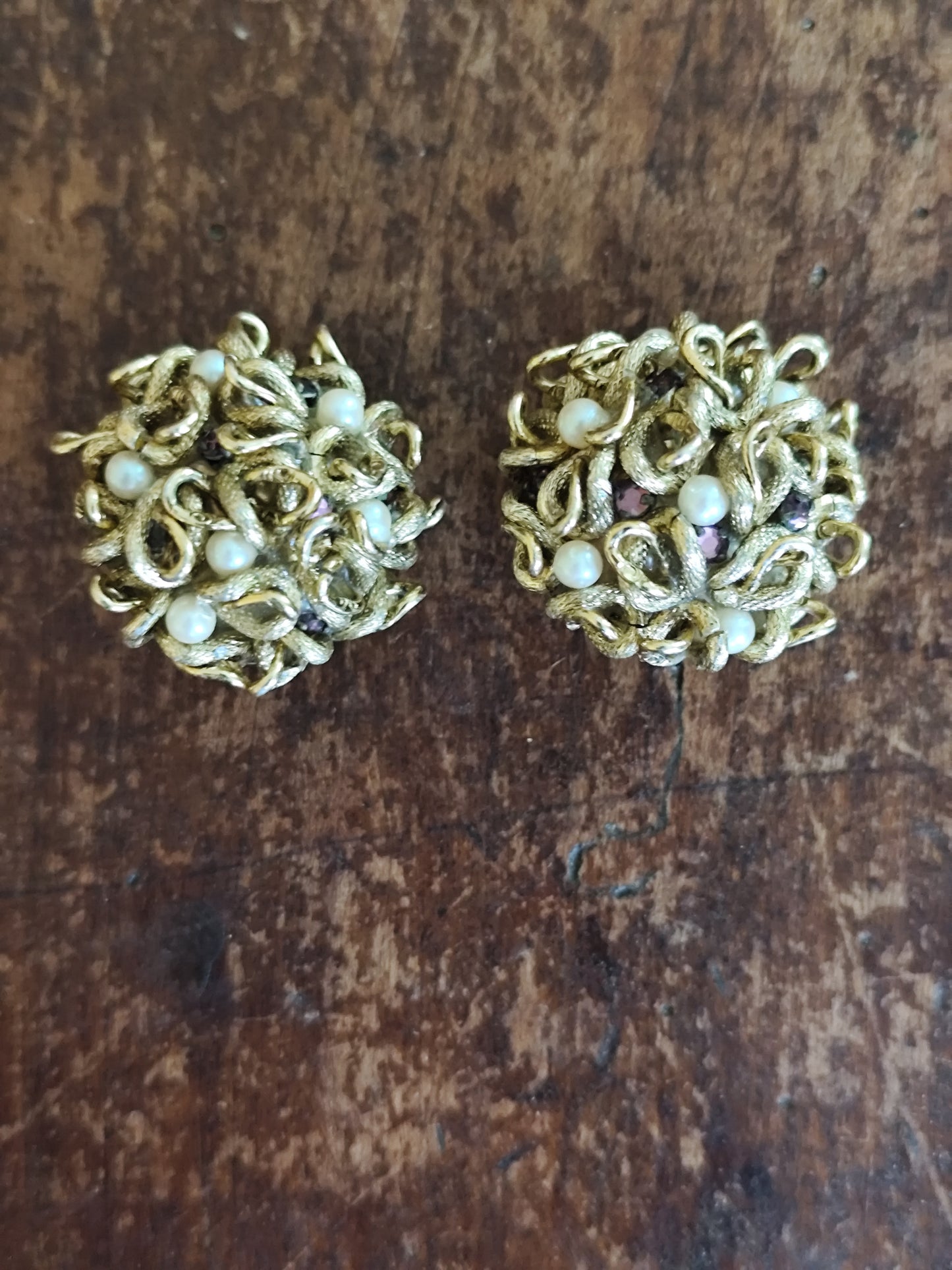 Boucles d’oreilles dorées à relief floral – Vintage années 60/70