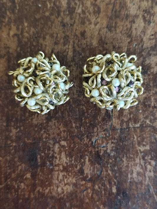 Boucles d’oreilles dorées à relief floral – Vintage années 60/70