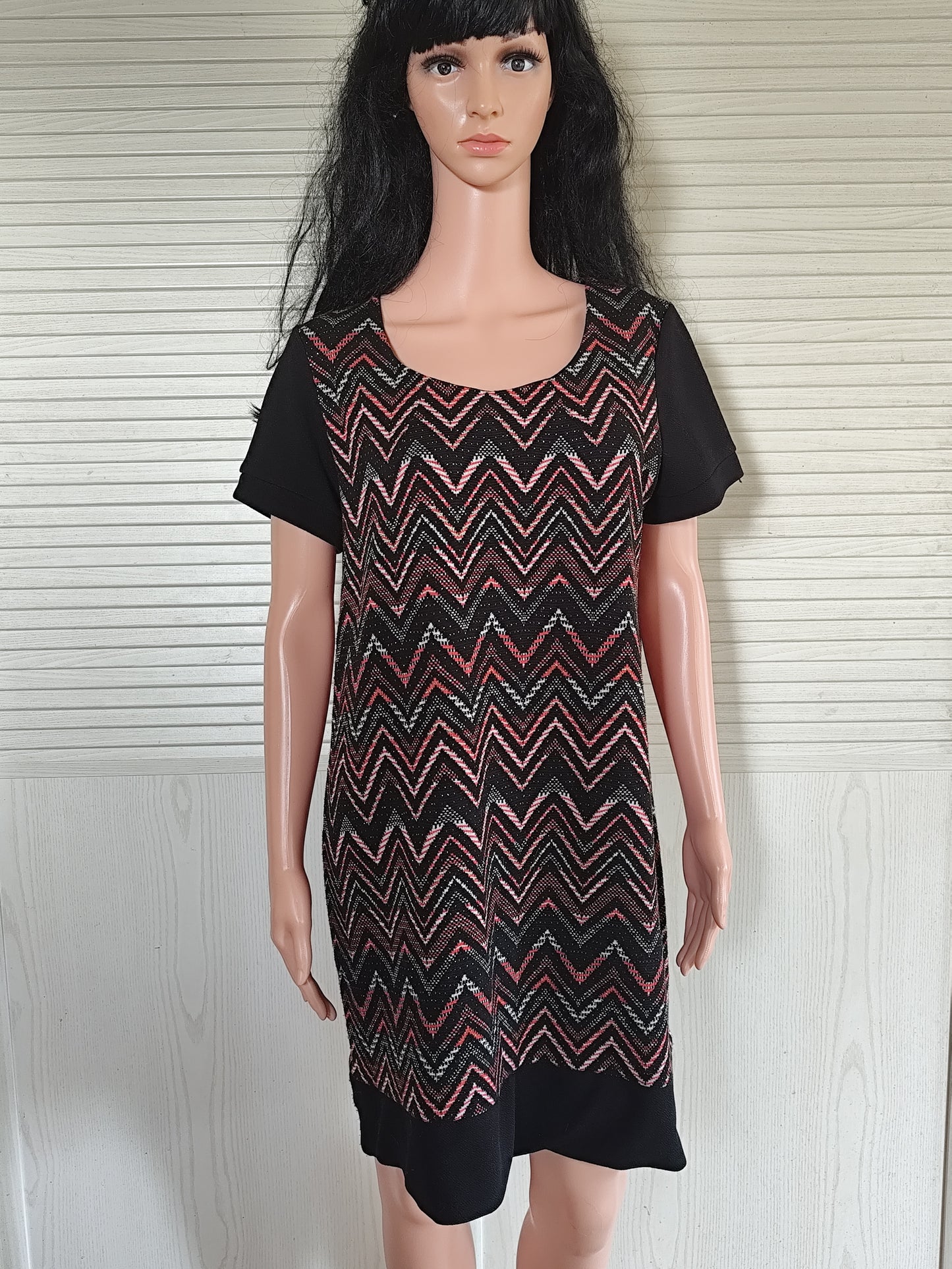 Robe Bréal noire à motifs chevrons corail et argentés - Taille 44