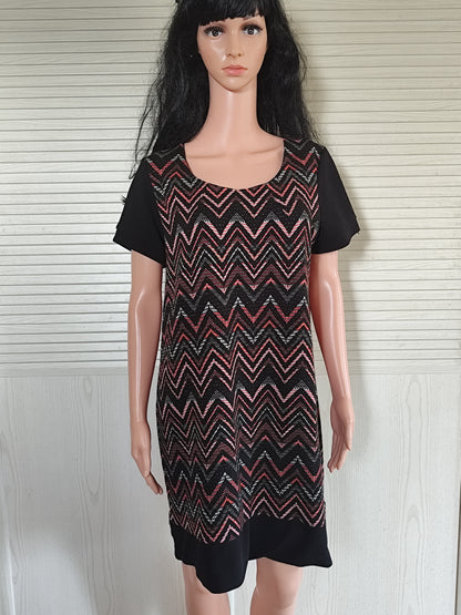 Robe Bréal noire à motifs chevrons corail et argentés - Taille 44