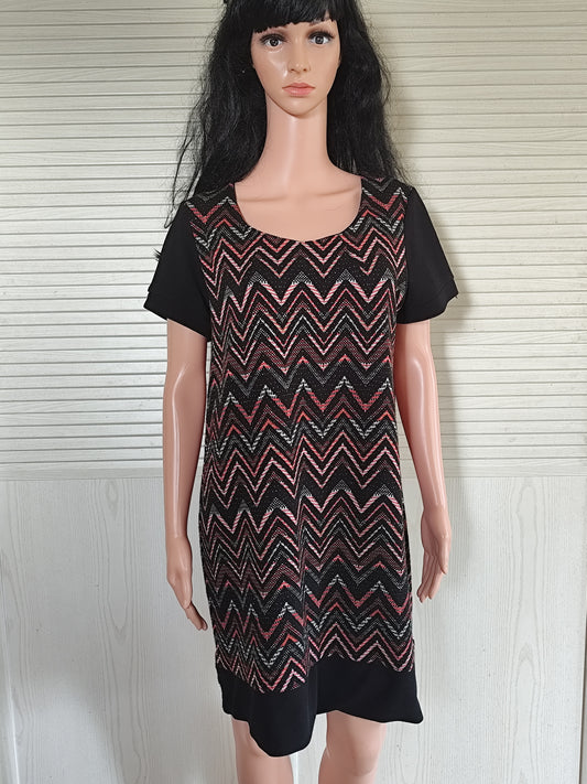 Robe Bréal noire à motifs chevrons corail et argentés - Taille 44