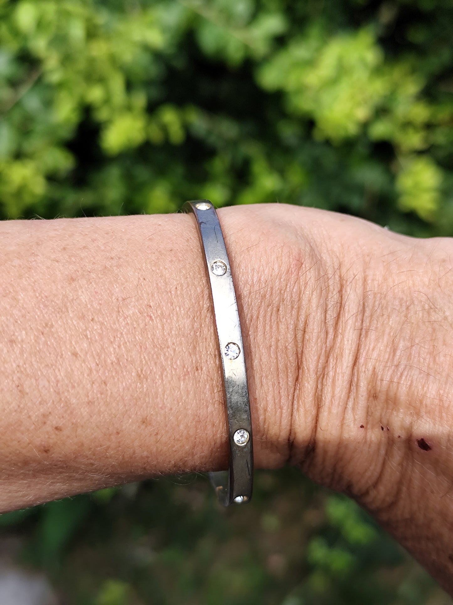 Bracelet rigide doré à strass – forme rectangulaire