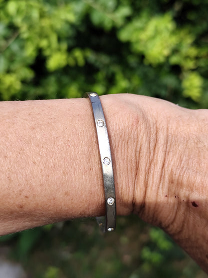 Bracelet rigide doré à strass – forme rectangulaire