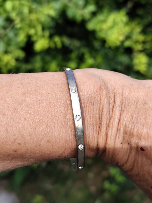 Bracelet rigide doré à strass – forme rectangulaire