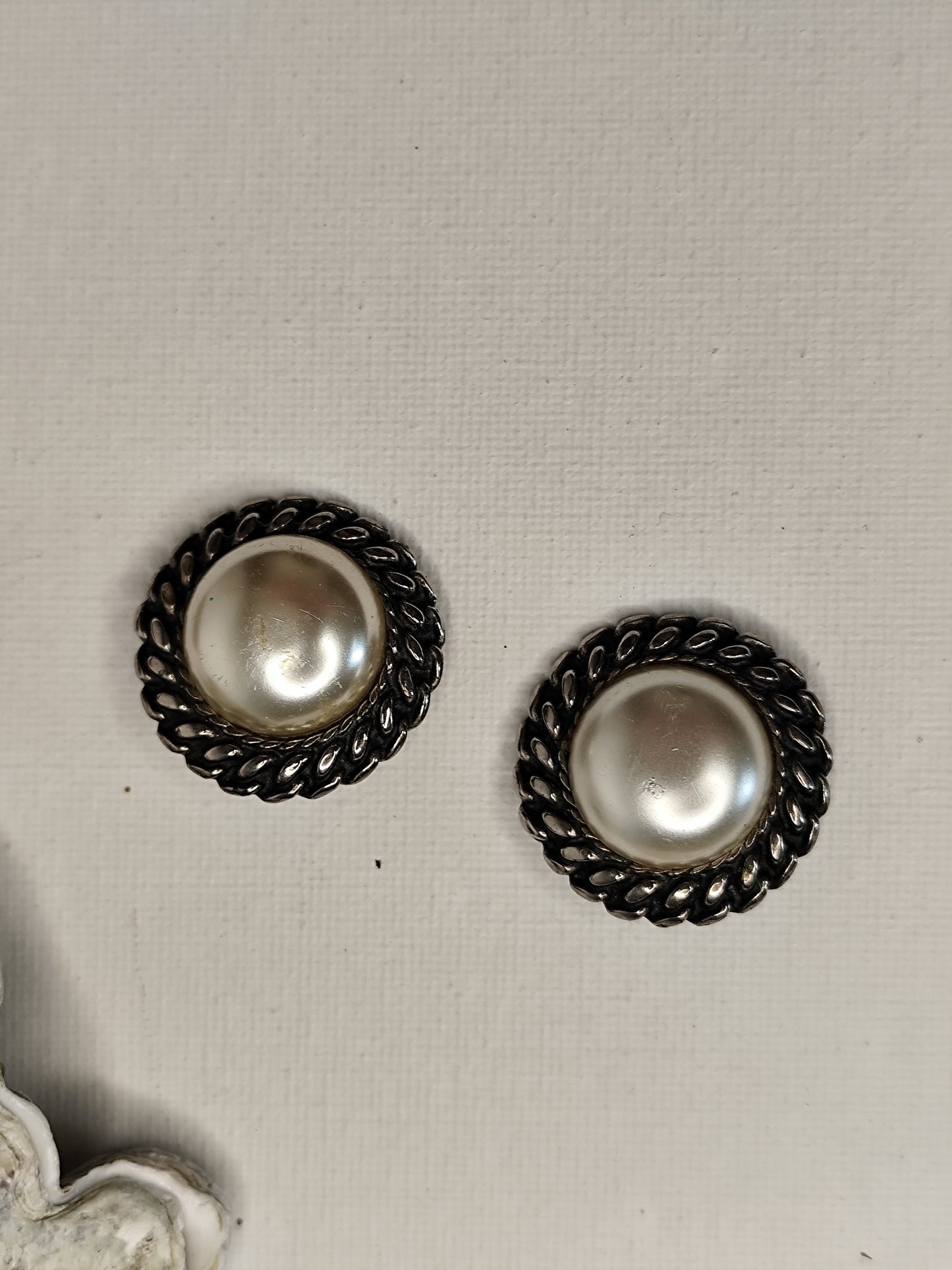 Boucles d'Oreilles Vintage Perle & Métal Argenté – Élégance Rétro