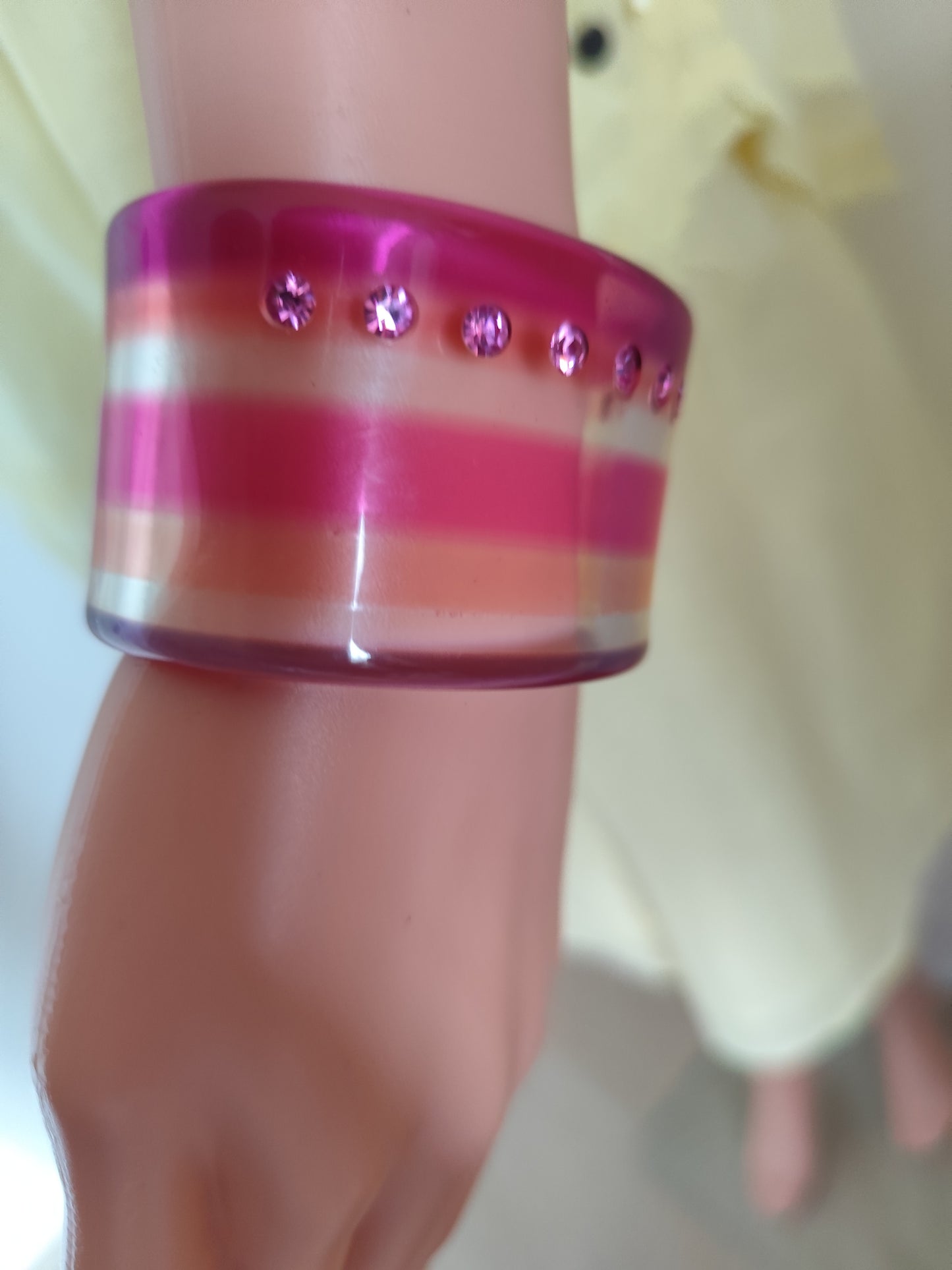 Bracelet manchette rigide – résine rose & strass – vintage