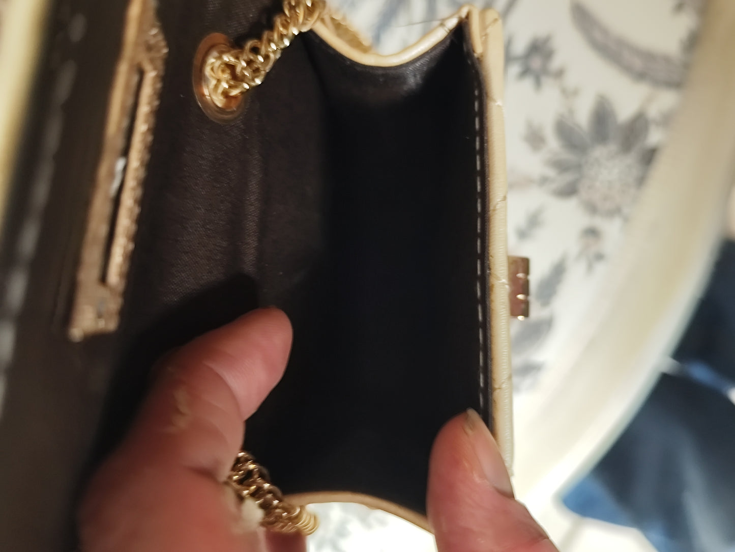 Sac matelassé beige doré à bandoulière chaîne – 11x15x6 cm