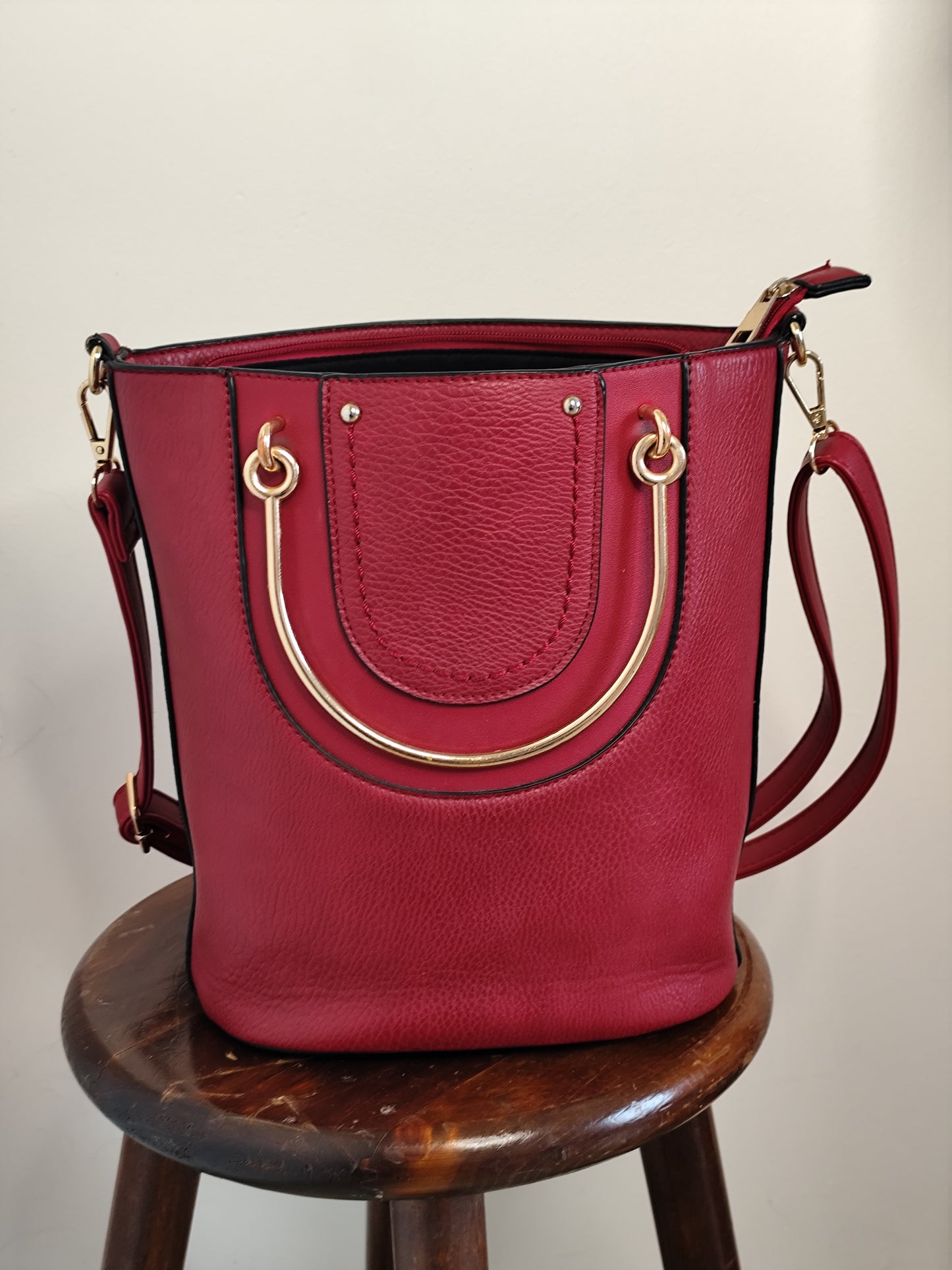 Sac Seau Rigide Adopt’ – Rouge & Doré – Élégant & Structuré