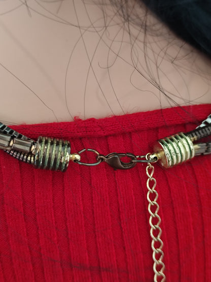 Collier multi-rangs bronze & médaillon – Statement bohème