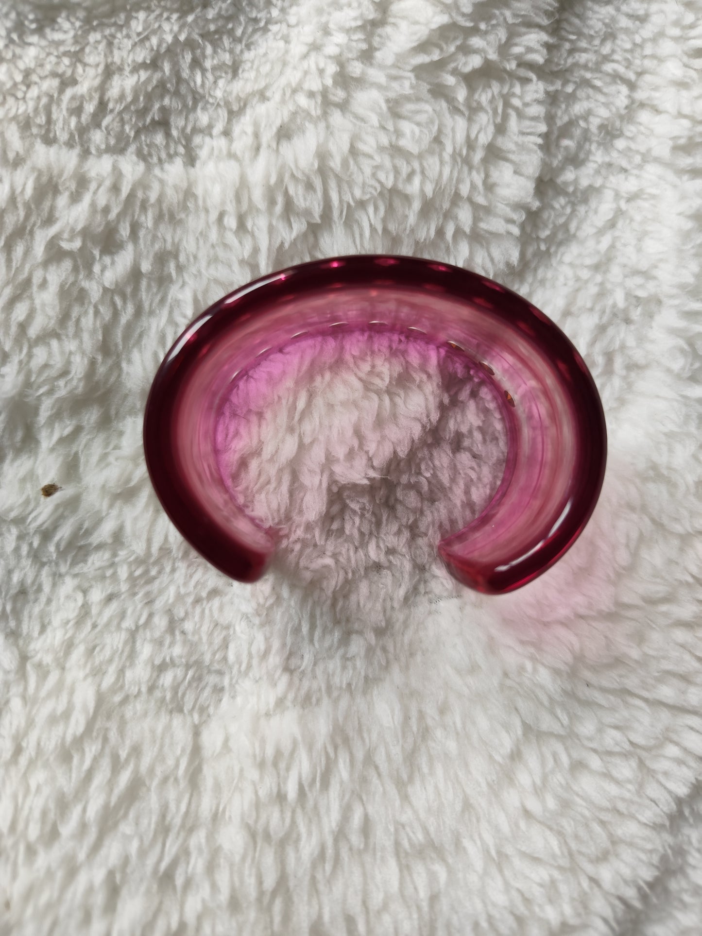 Bracelet manchette rigide – résine rose & strass – vintage