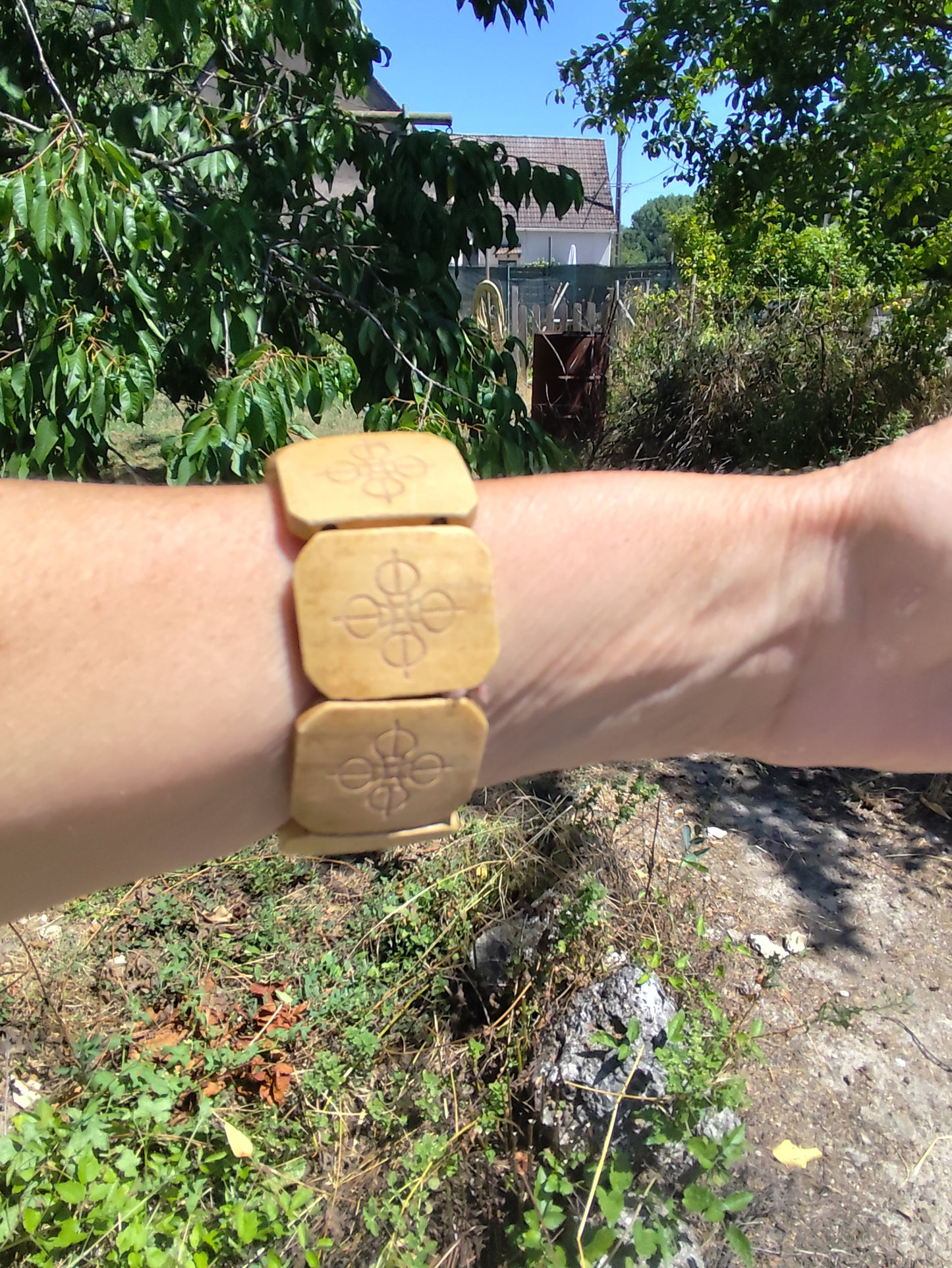 Bracelet  large en bois gravé