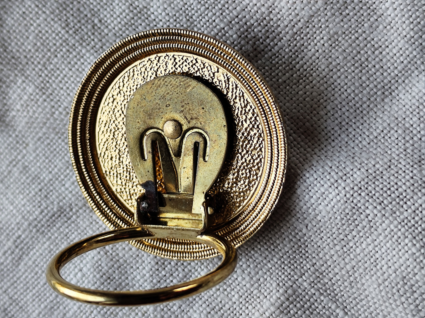 Attache foulard doré émaillé ambre