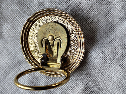 Attache foulard doré émaillé ambre