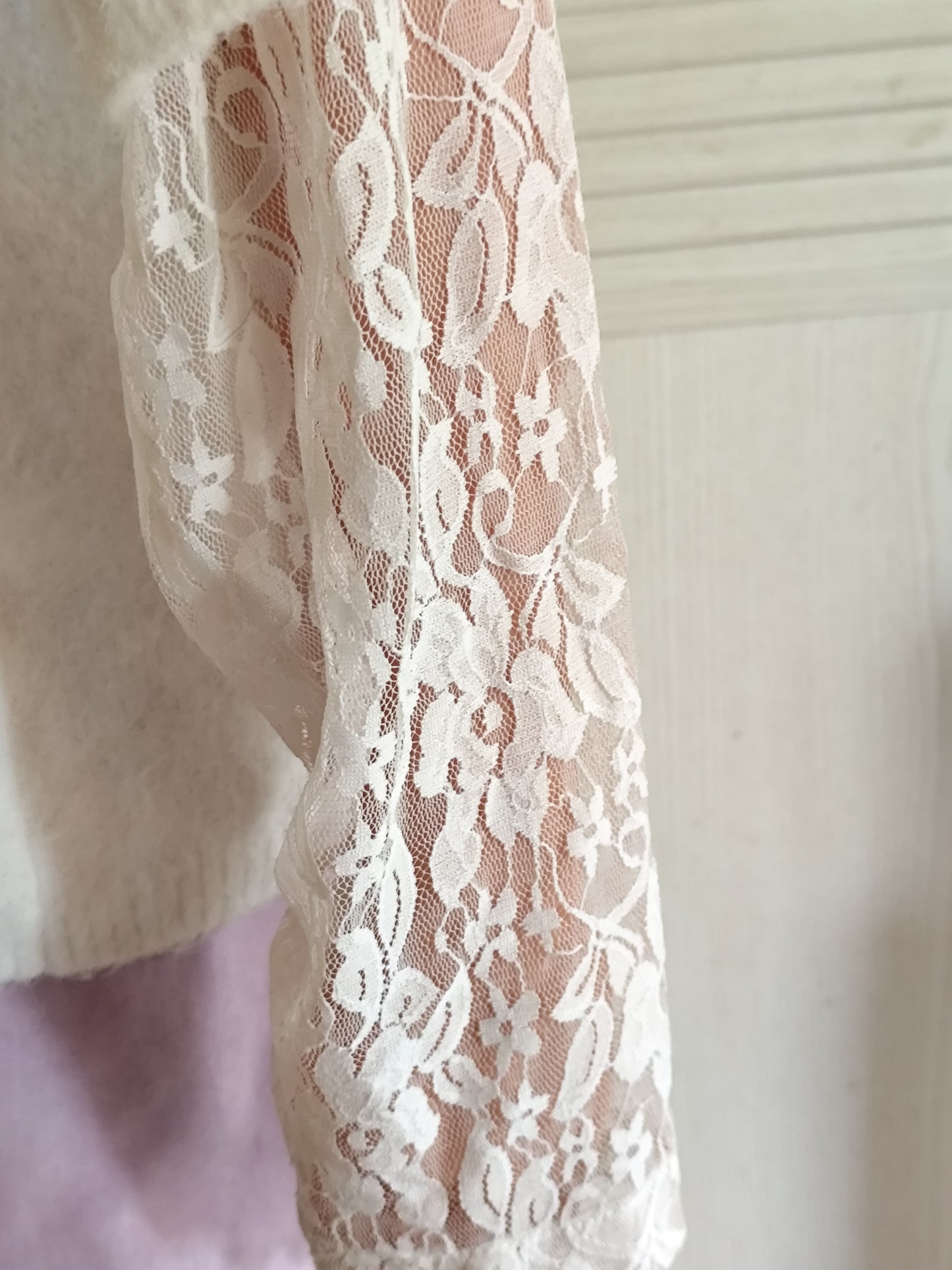 Pull doudou blanc à pois noirs et manches dentelle -  Ikoone & Bianka - Taille unique