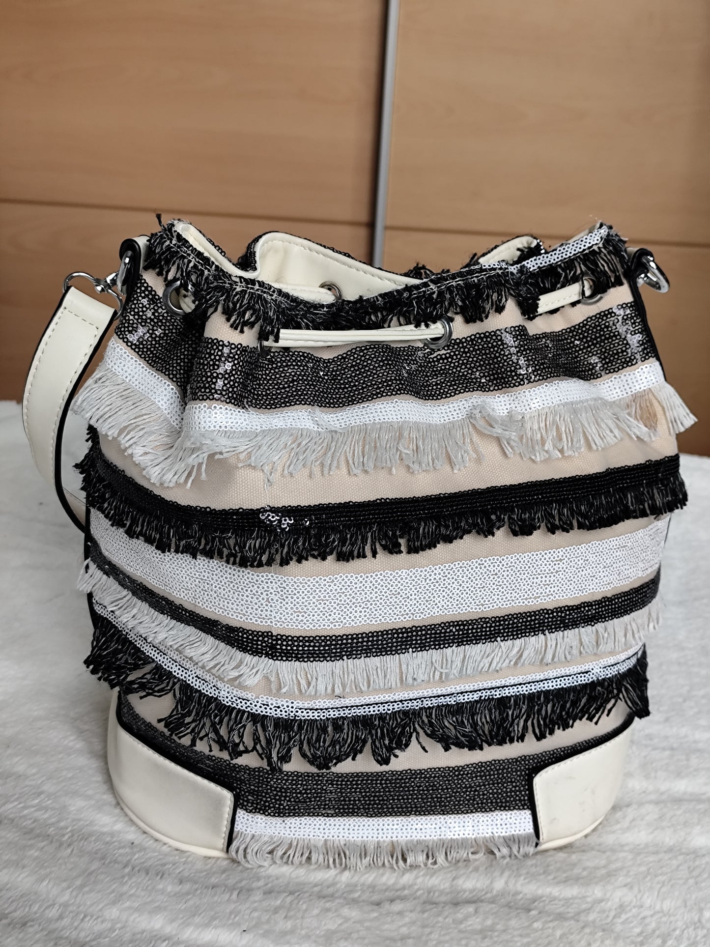 Sac seau à franges noir & blanc – Porté baguette ultra tendance