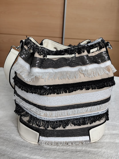 Sac seau à franges noir & blanc – Porté baguette ultra tendance