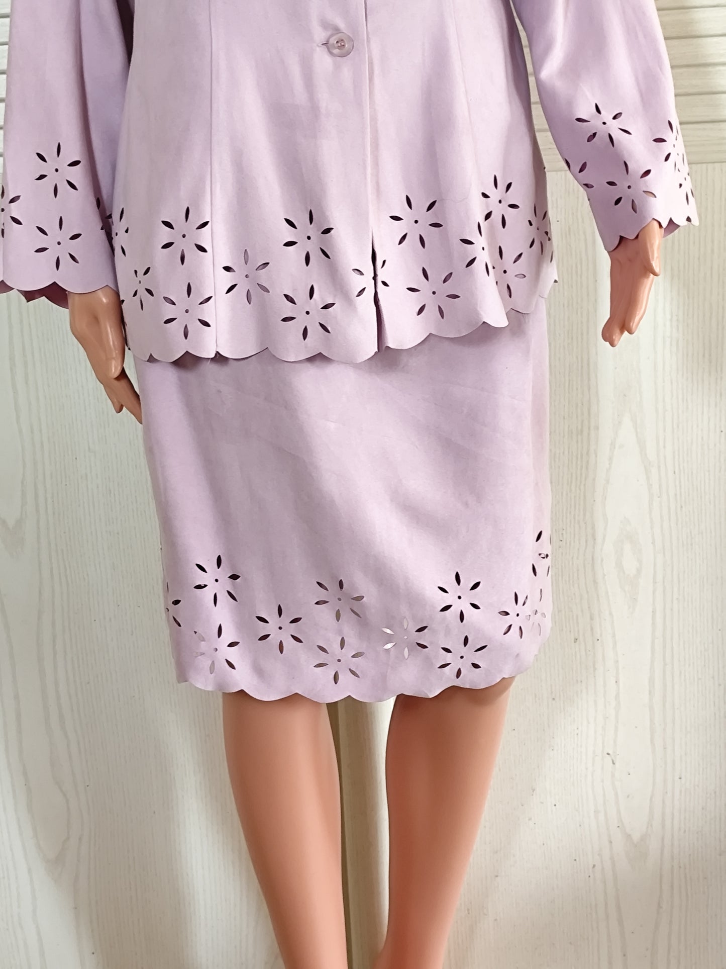 Ensemble tailleur jupe et veste parme motifs fleurs ajourées - Taille 40