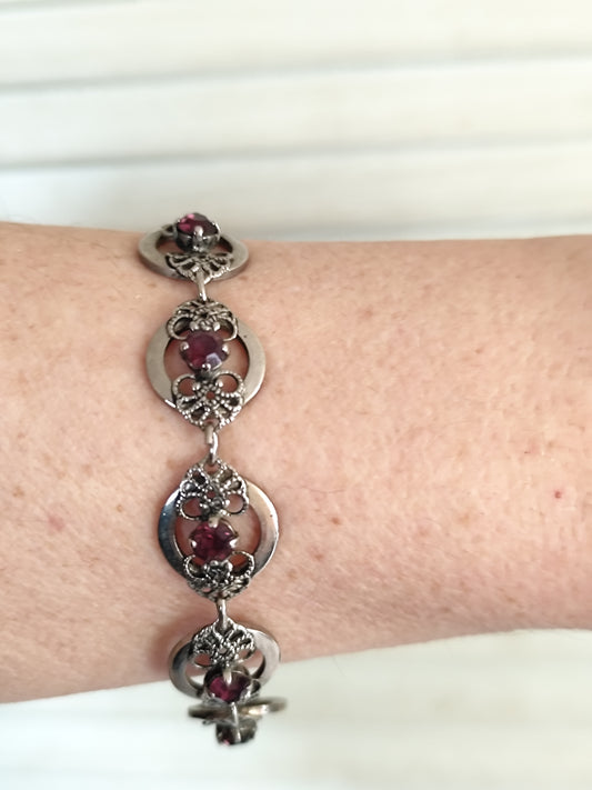 Bracelet vintage en métal argenté ciselé et cristaux améthyste