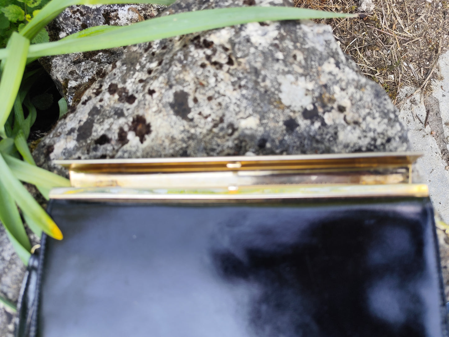 Pochette vintage noire rigide – fermoir doré – 24 x 17 cm