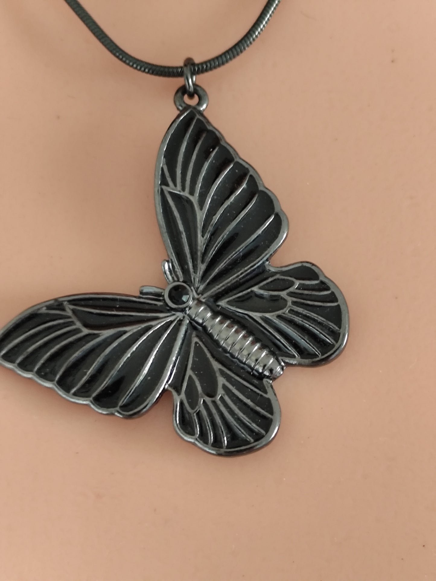 Collier pendentif papillon noir