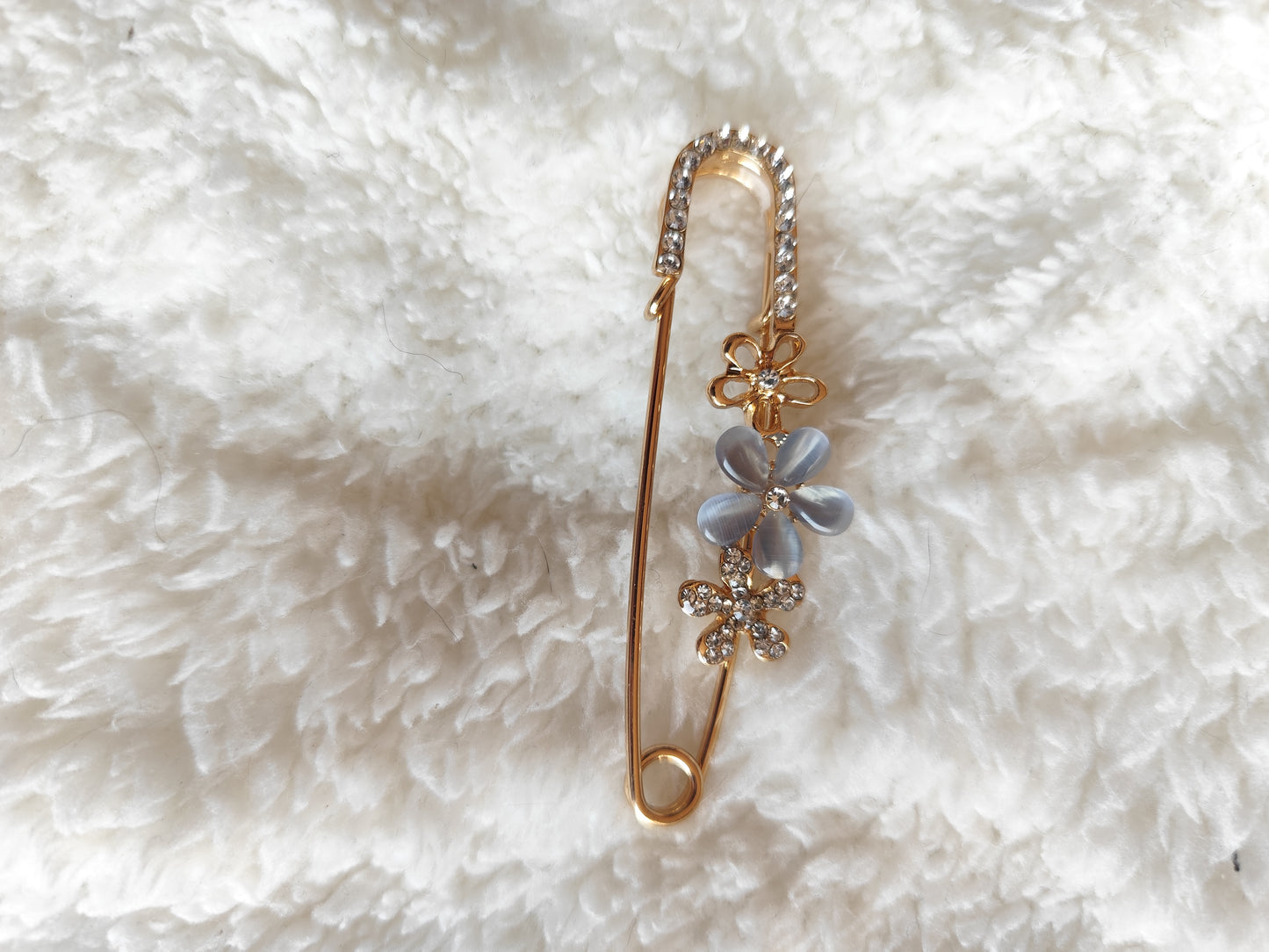 Broche épingle à nourrice dorée fleurs bleues et strass