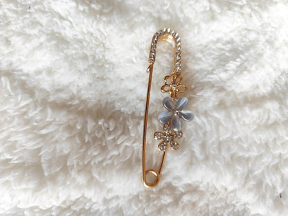 Broche épingle à nourrice dorée fleurs bleues et strass