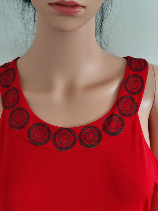 Robe rouge fluide à broderies noires – Keawakuu – T. L