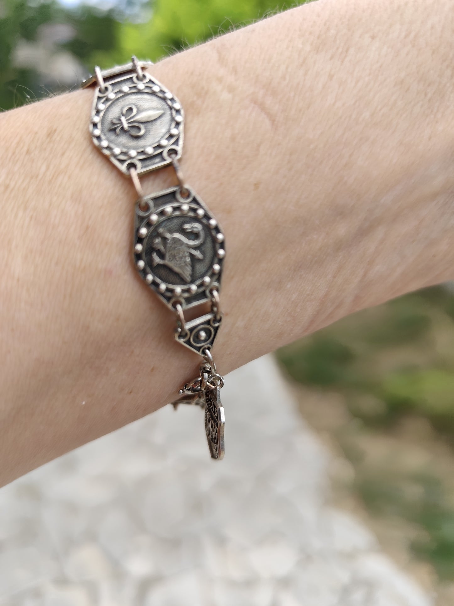 Bracelet Médaillons Armoiries de Blois Argenté Vintage – Héritage & élégance
