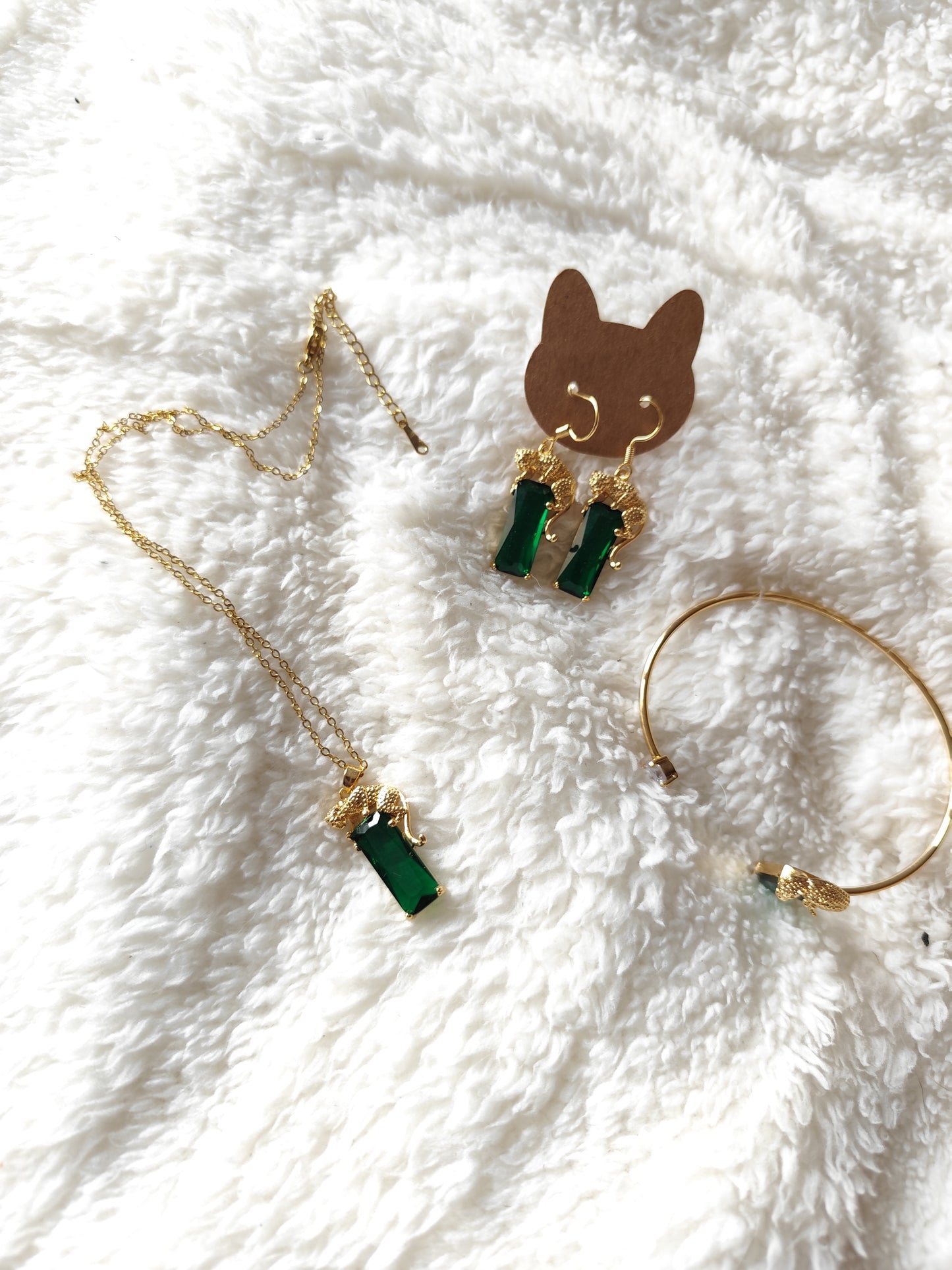Parure Panthère dorée et cristaux vert émeraude : collier, bracelet et boucles oreilles percées