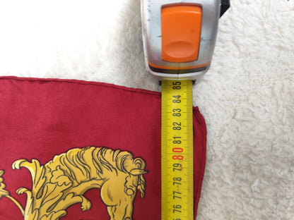 Carré en soie imprimé rouge et or vintage – Hermès Paris