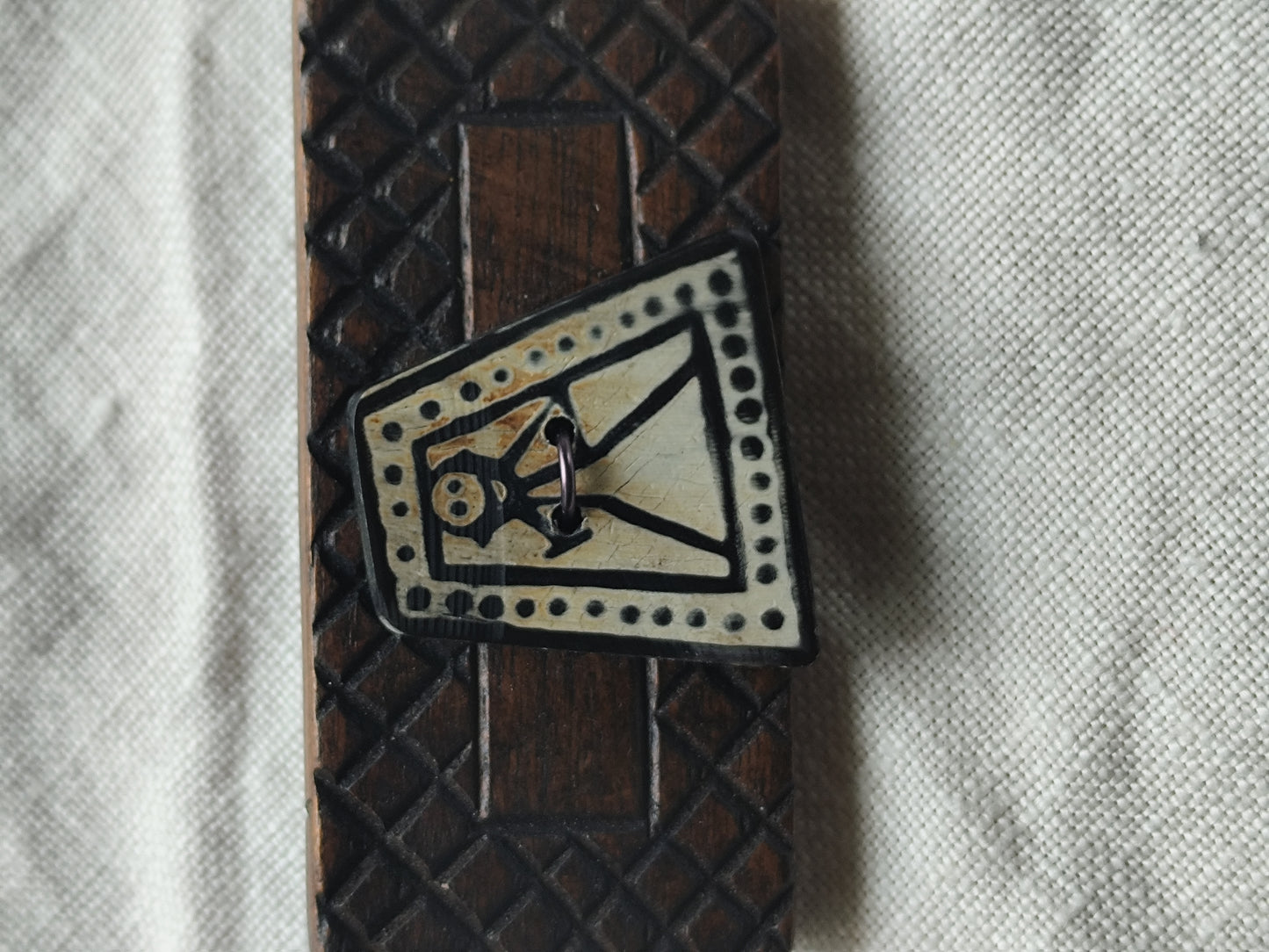 Broche vintage en bois motif personnage