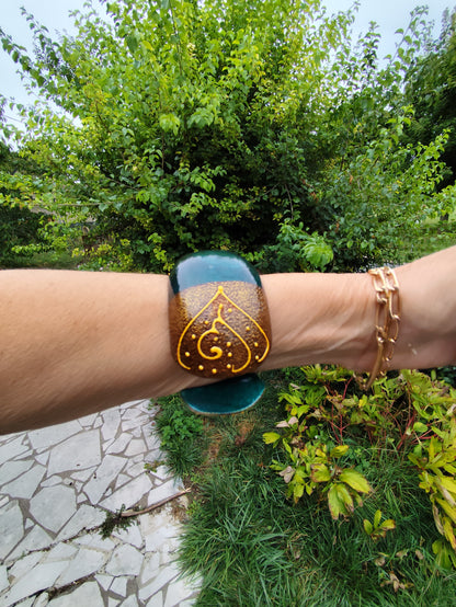 Bracelet manchette en bois peint vert, jaune et doré