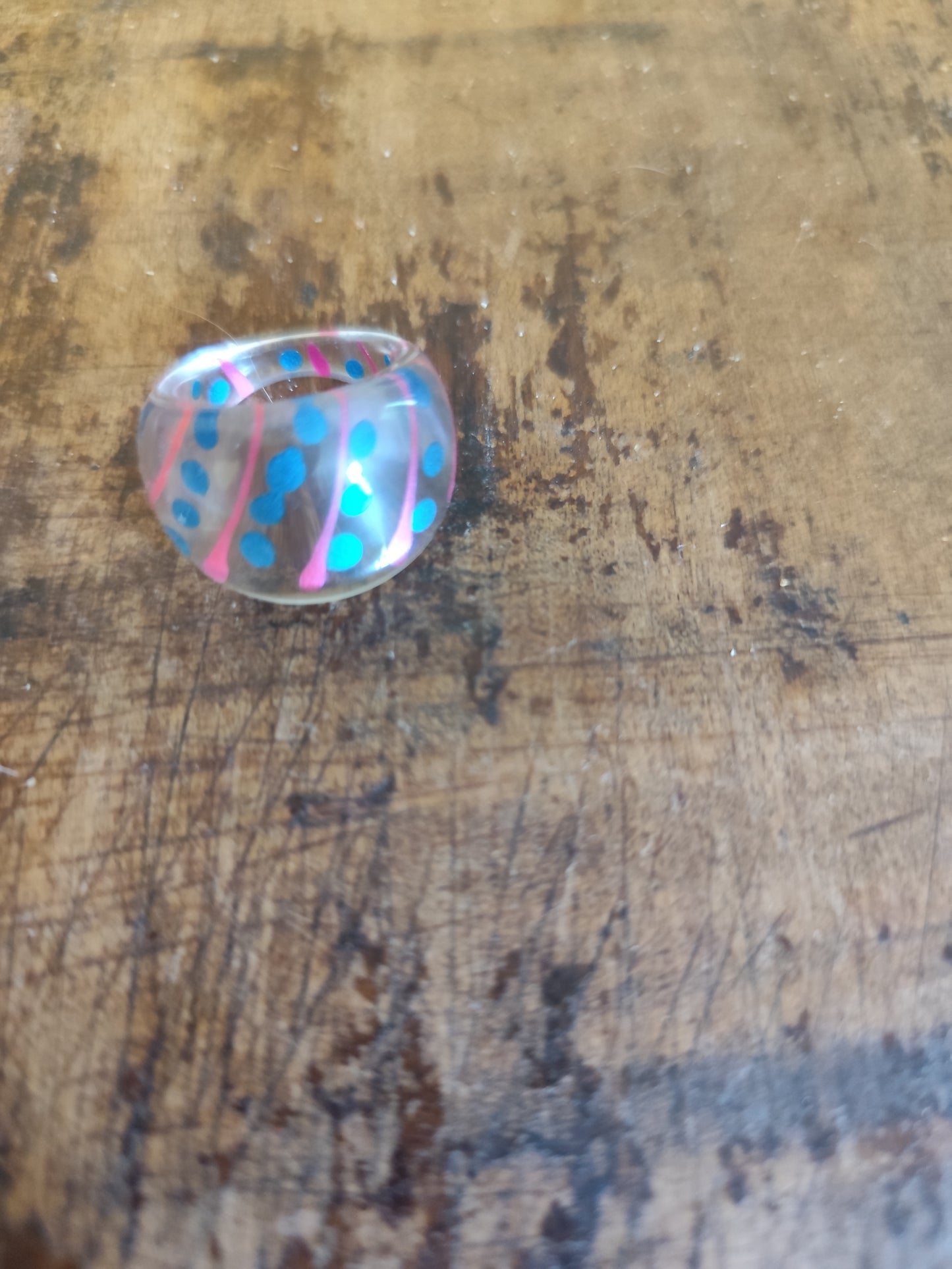 Bague dôme en résine transparente – pois multicolores – style Y2K / rétro pop