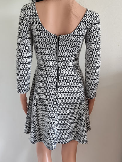 Robe courte Noémie & Co – graphique noir & blanc – coupe patineuse - Taille 36/38
