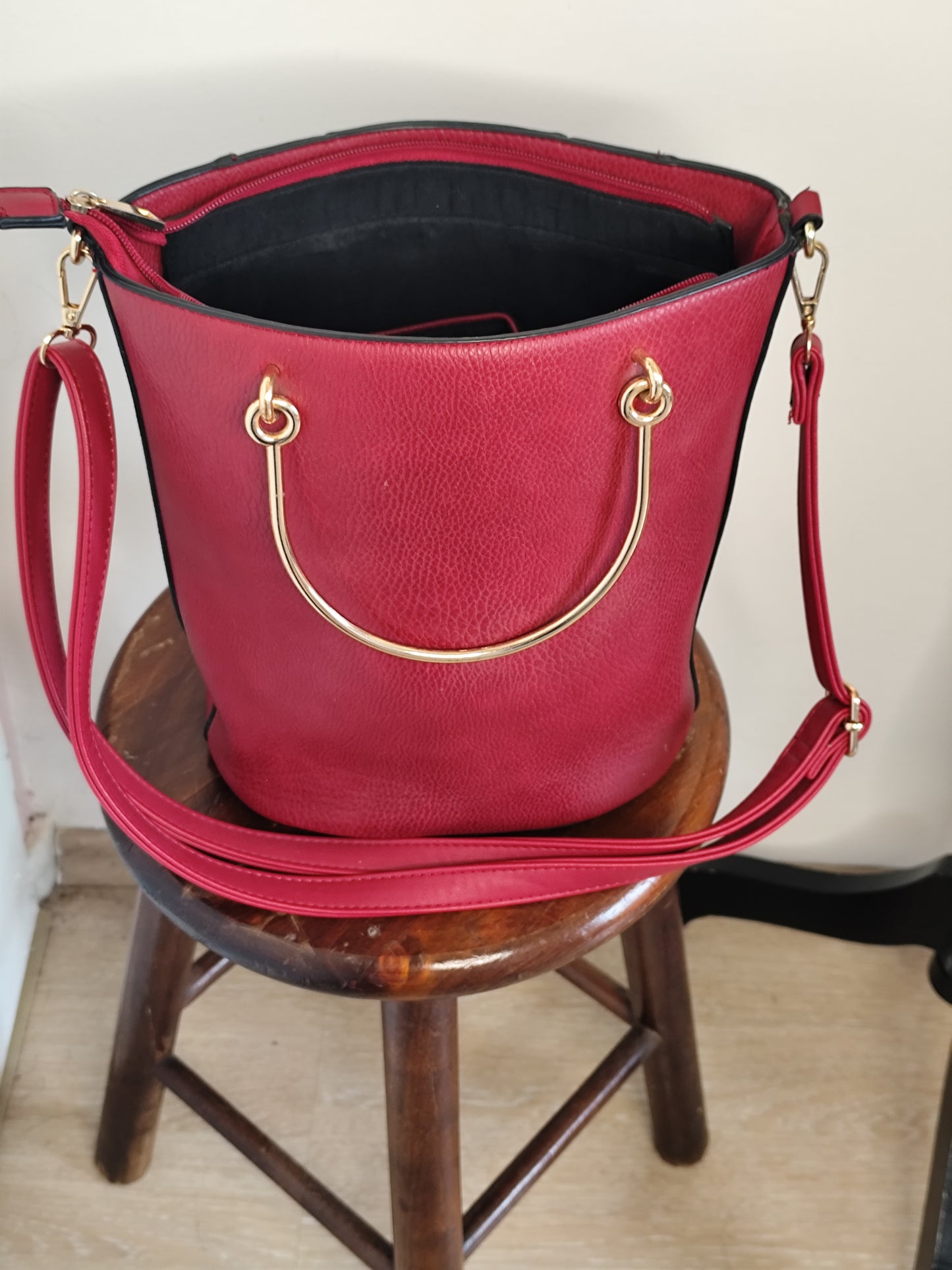 Sac Seau Rigide Adopt’ – Rouge & Doré – Élégant & Structuré