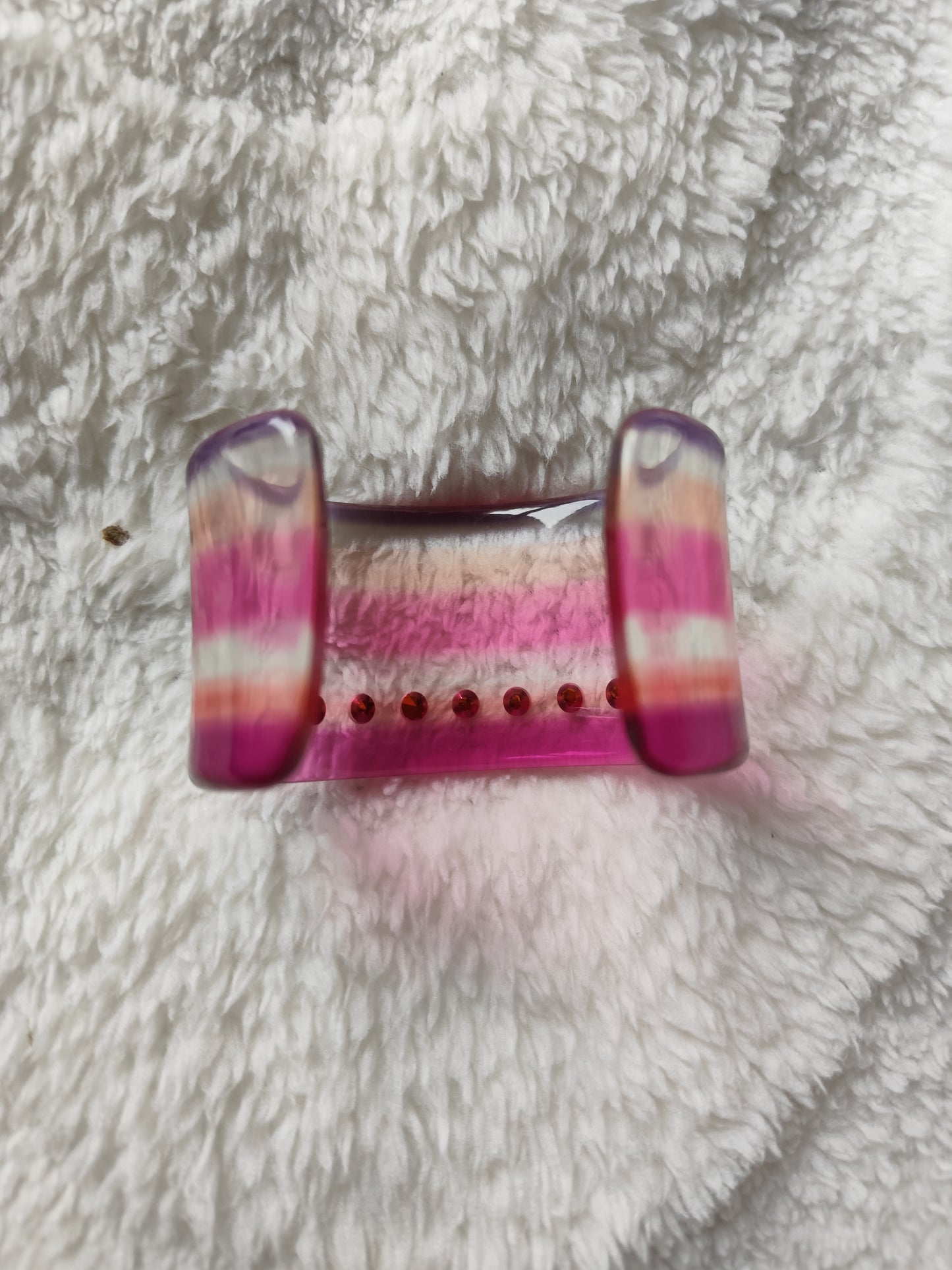 Bracelet manchette rigide – résine rose & strass – vintage