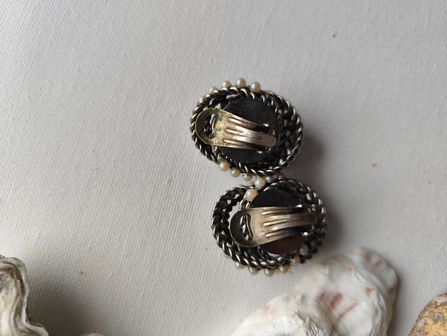 Boucles d’Oreilles Vintage Clip – Perles & Métal Doré Vieilli ✨💎