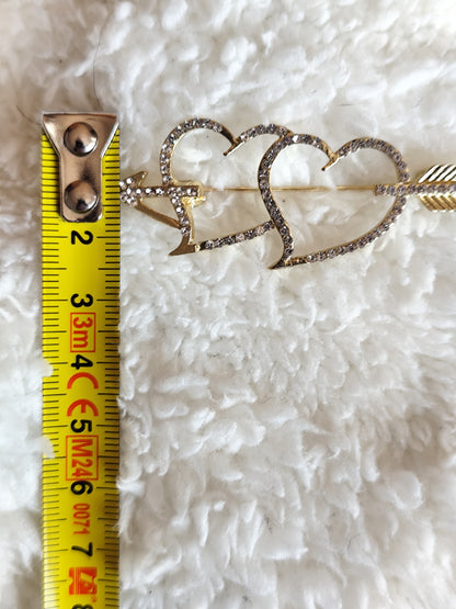 Broche dorée doubles cœurs et flèche strass