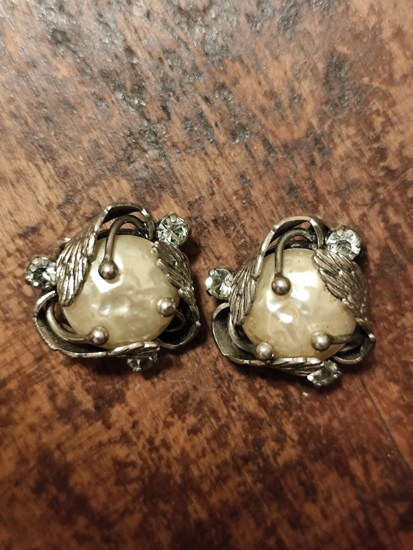 Clips d’oreilles argentés à perle baroque, strass et motif ailes – Années 70/80