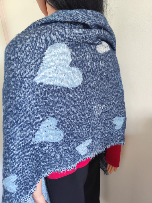 Écharpe oversize bleue à motifs cœurs.