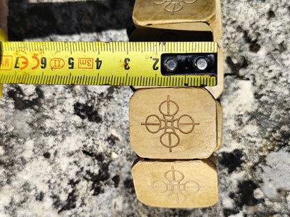 Bracelet  large en bois gravé