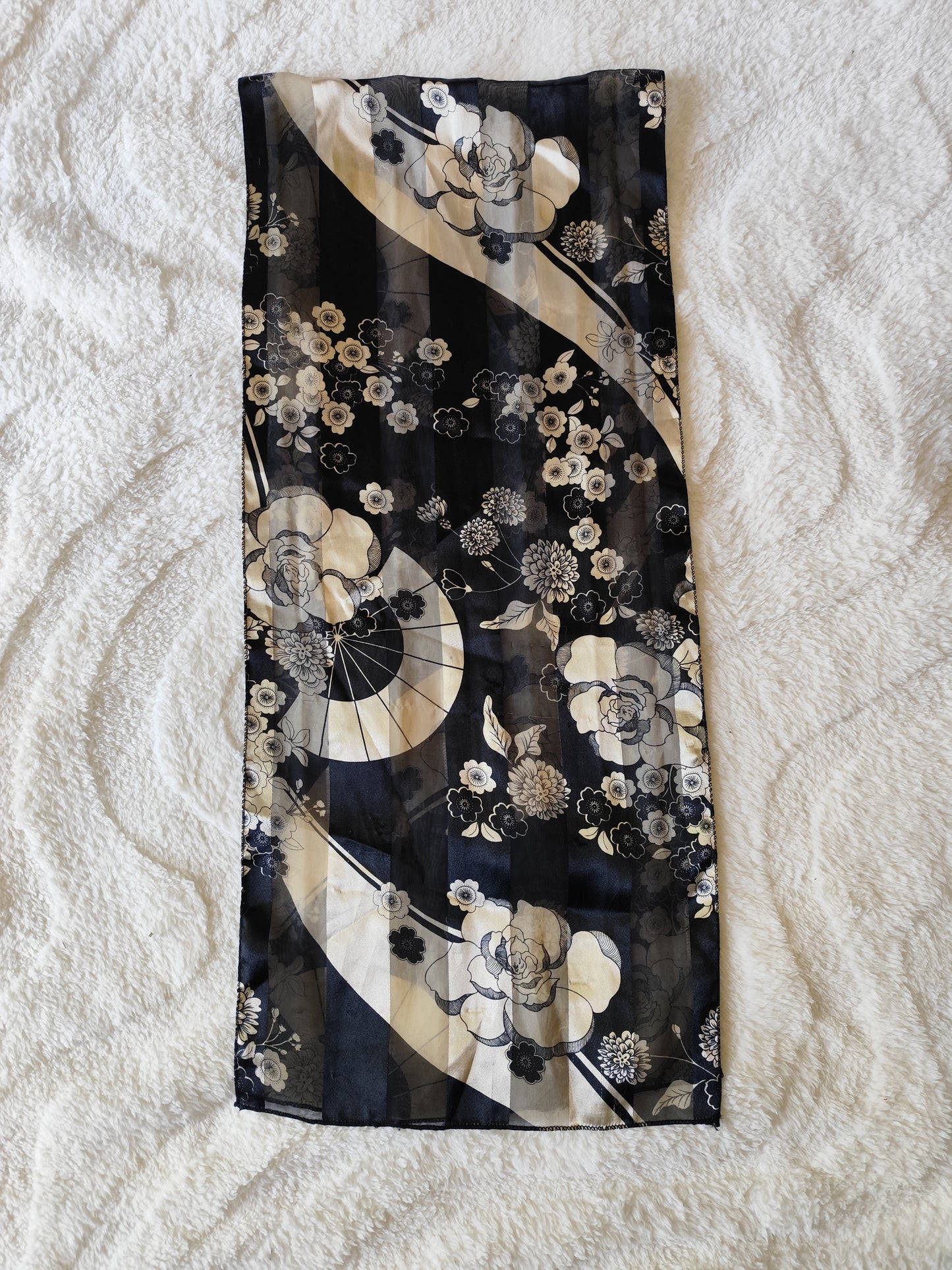 Étole légère noire à fleurs beiges – 150 x 36 cm