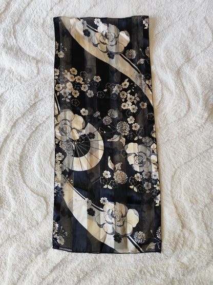 Étole légère noire à fleurs beiges – 150 x 36 cm