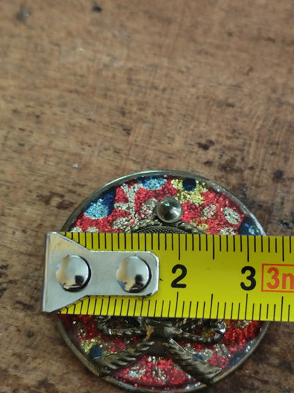 Broche vintage forme chapeau fleuri rouge et résille