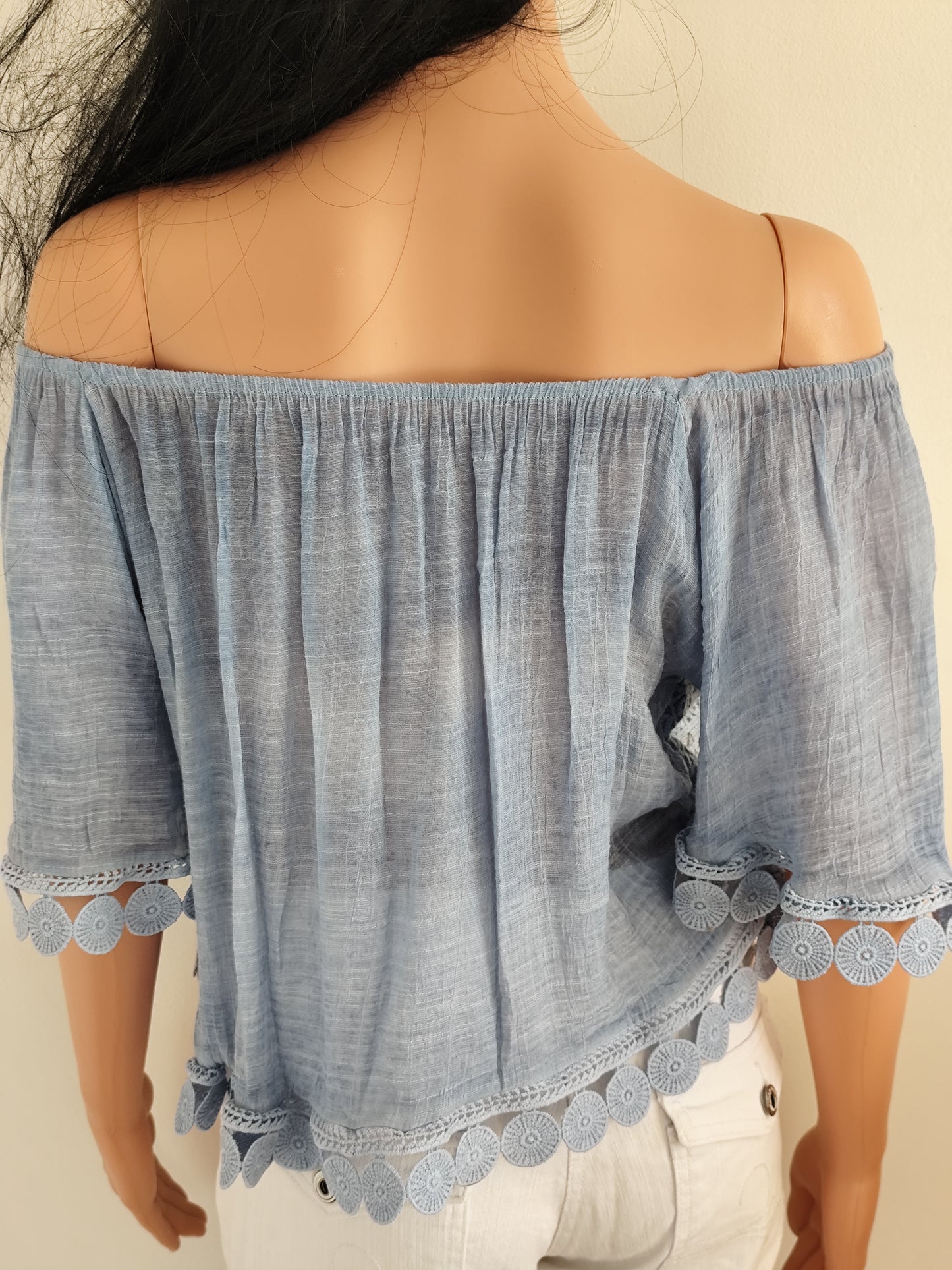 Haut bleu  – broderies ajourées – Taille 36 à 40