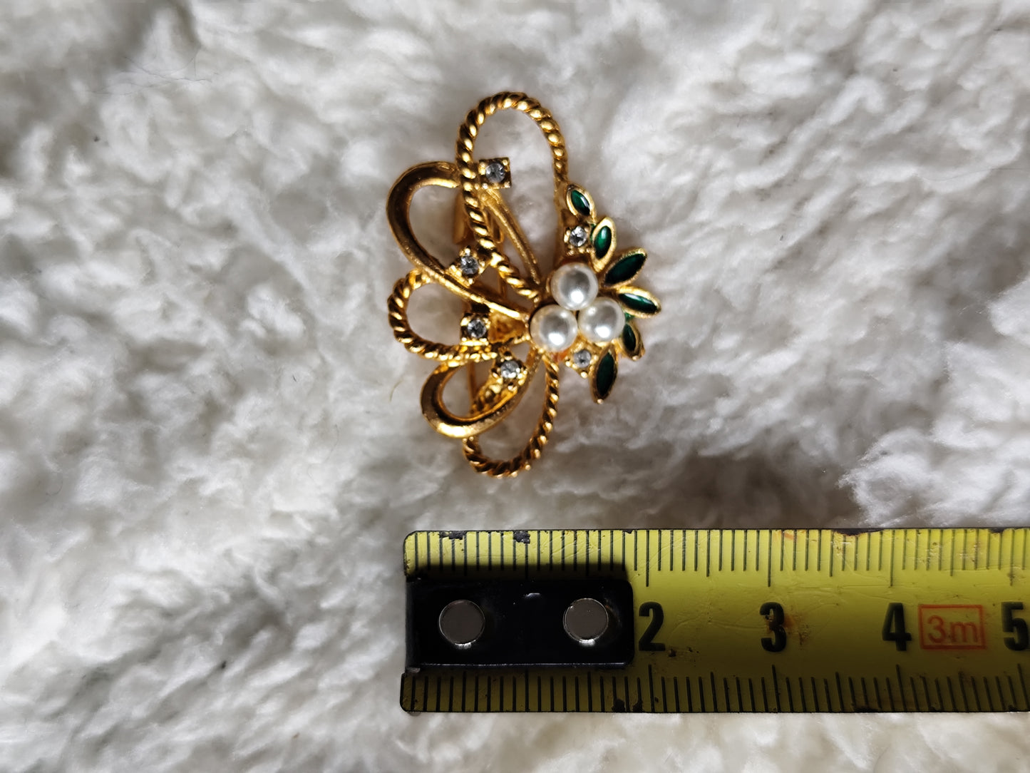 Broche vintage dorée fleur perle et strass verts