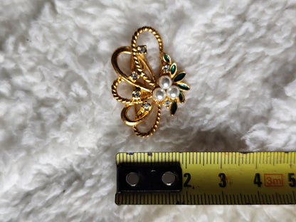 Broche vintage dorée fleur perle et strass verts