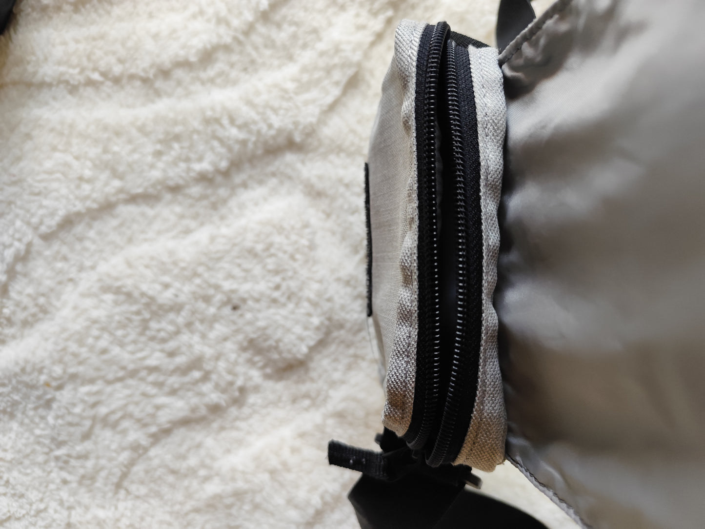 Sacoche Bandoulière Gris & Noir – Compact & Fonctionnel