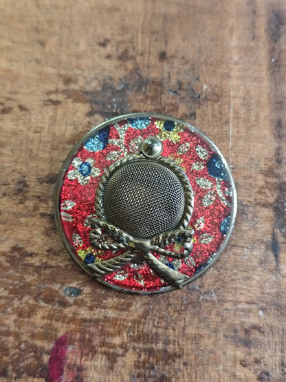 Broche vintage forme chapeau fleuri rouge et résille