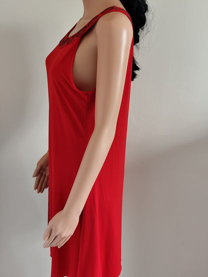 Robe rouge fluide à broderies noires – Keawakuu – T. L